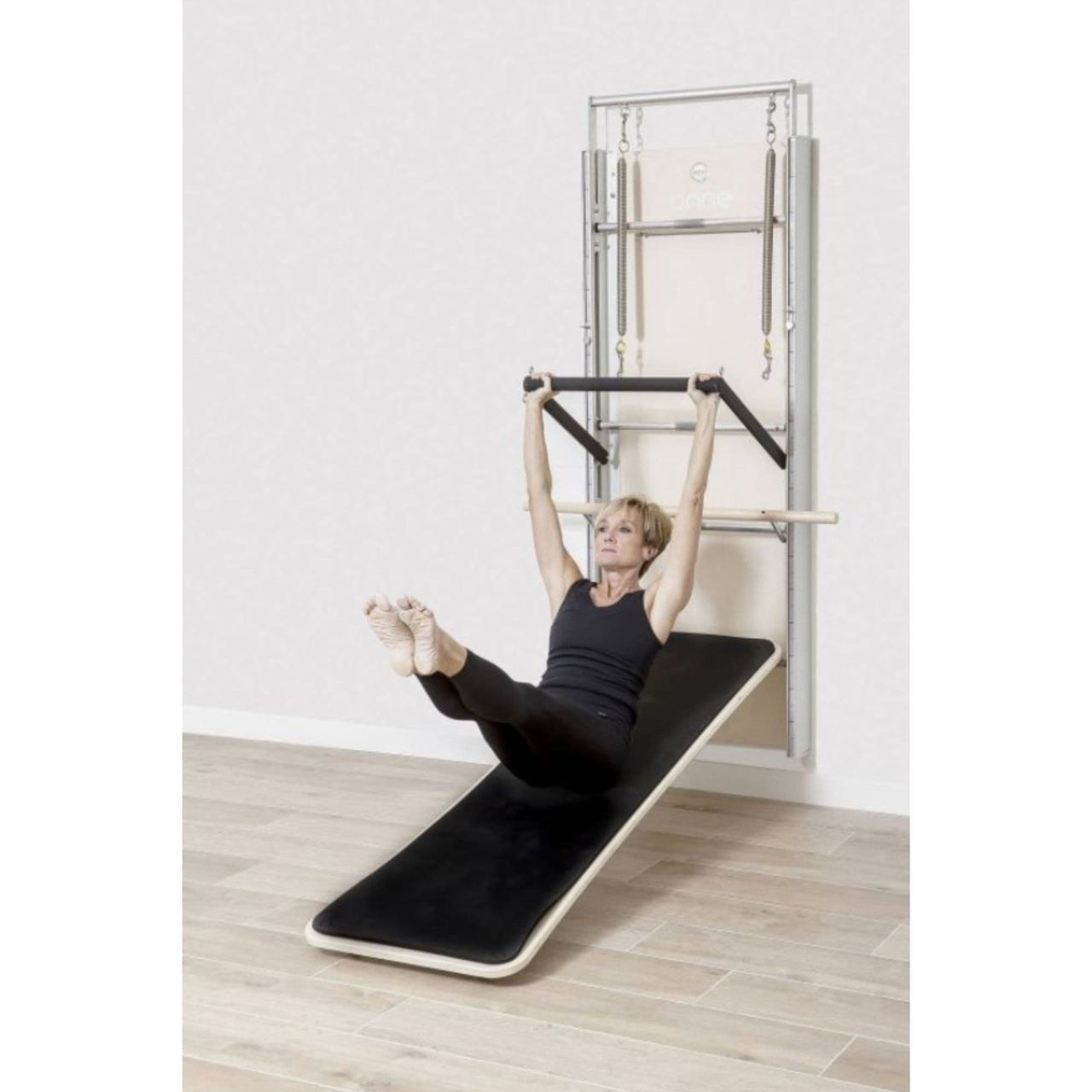 Elina Wall Board ONNE With A Woman Performing A Hanging Exercise