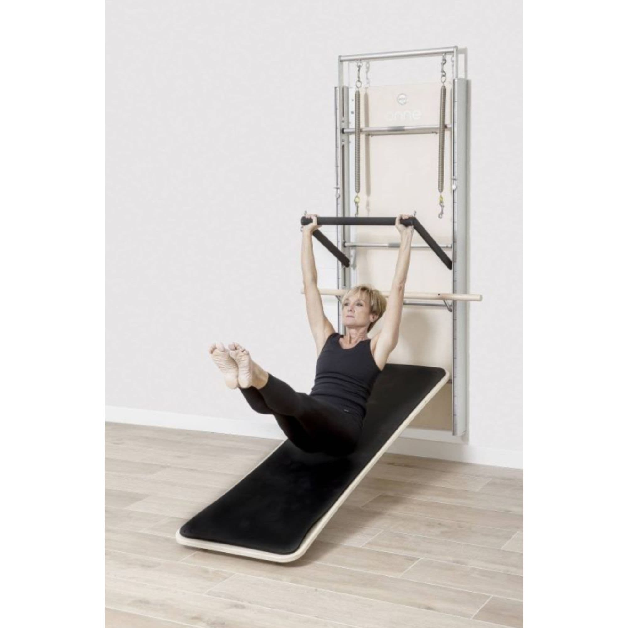 Elina Wall Board ONNE With A Woman Performing A Hanging Exercise