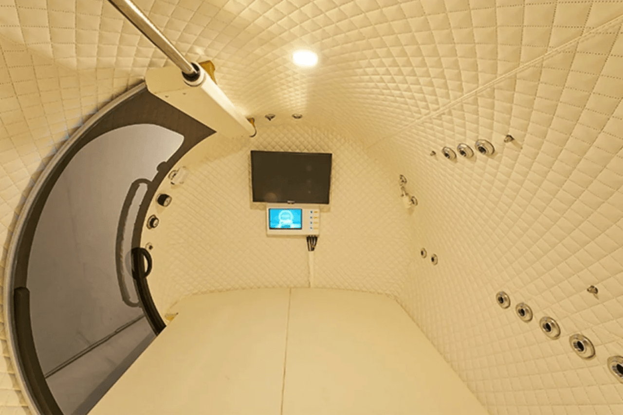 Macy-Pan HE5000 1.5 ATA to 2.0 ATA 5 Person Hard Shell Hyperbaric Chamber
