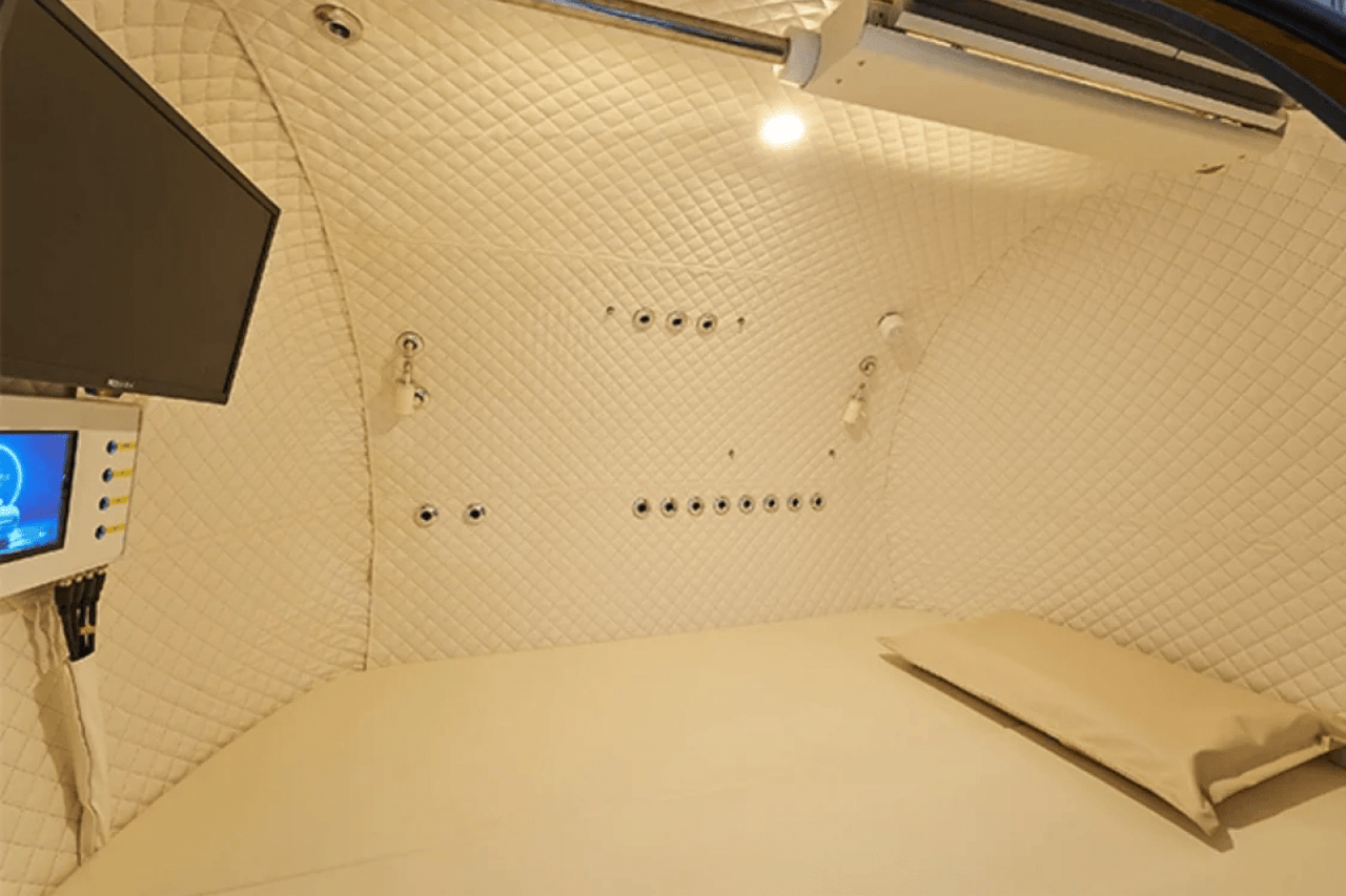 Macy-Pan HE5000 1.5 ATA to 2.0 ATA 5 Person Hard Shell Hyperbaric Chamber