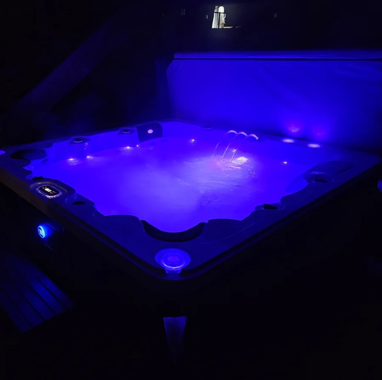 Erie SE 6-Person Hot Tub